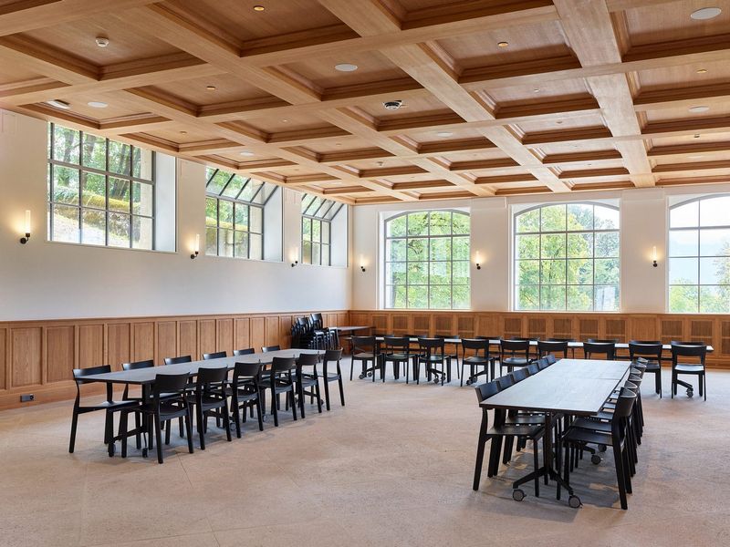 Hauteville, du château au campus, histoire d'une reconversion – Réfectoire dans ancien manège-orangerie – Luca Delachaux, atelier delachaux photographie / Pepperdine University